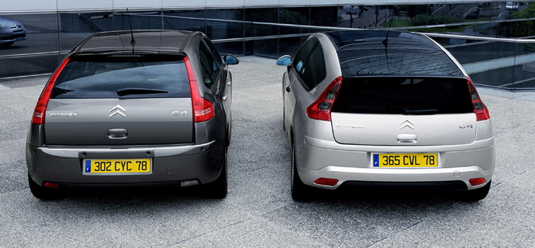 Here we can better see the differences between the back parts of hatchback and coupe back parts.<br>